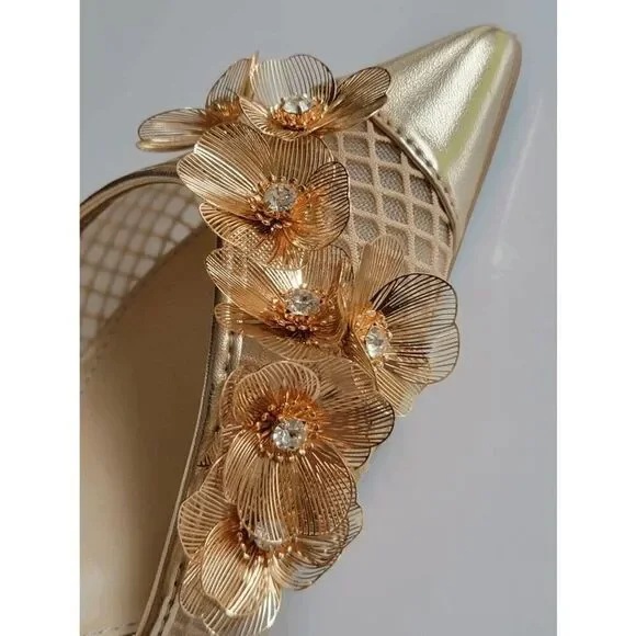 ✨ BETSEY JOHNSON Carli Gold Flower Ornament Pumps MSRP $139 SIZE 6,5 NEW IN BOX - Picture 12 of 17